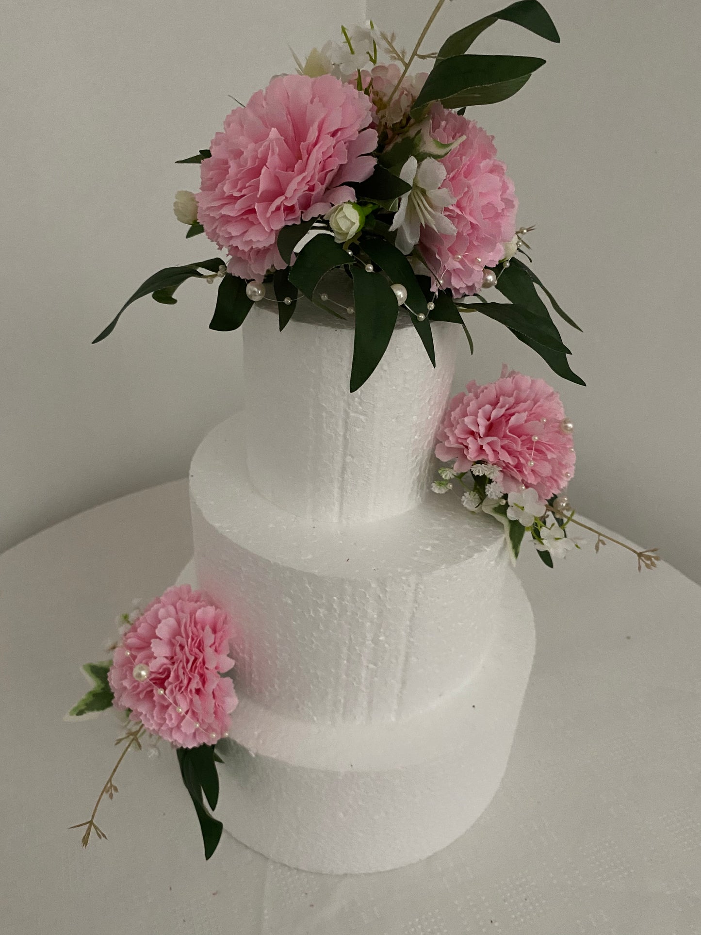 Pink Carnation round cake top and two single carnations for side of the cake