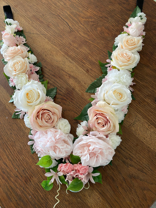 Flower Pony Neck Garland, silk pint and white roses and carnations